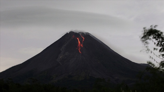 Endonezya'da Merapi Yanardağı'nda hareketlilik başladı