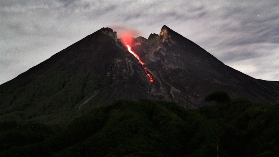 Endonezya'da Merapi Yanardağı'nda iki patlama oldu