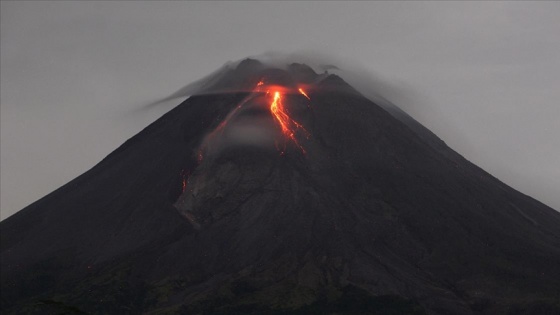 Endonezya'da Merapi Yanardağı'nda patlama