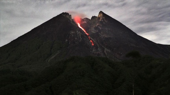 Endonezya'da Merapi Yanardağı'nda son 24 saatte 3 patlama odu