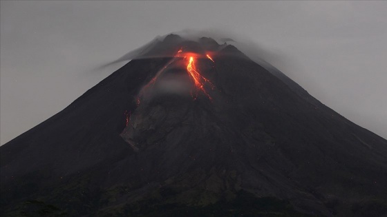 Endonezya'da Merapi Yanardağı'nda volkanik hareketlilik yaşandı