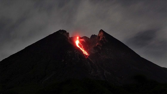 Endonezya'da Merapi Yanardağı son 6 saatte 36 kez lav püskürttü