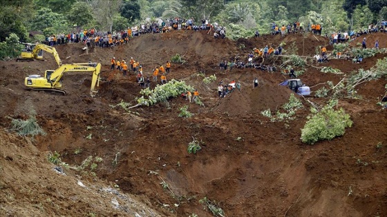 Endonezya'da sel ve toprak kayması: 12 ölü