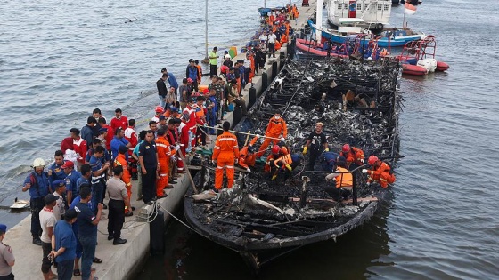 Endonezya'da yolcu taşıyan teknede yangın çıktı: 23 ölü