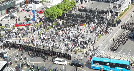 Endonezya'da yüzlerce kişi protesto için sokakta