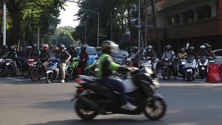 Endonezya'nın başkenti Cakarta'da trafikten bunalanların imdadına motosikletler yetişiyor