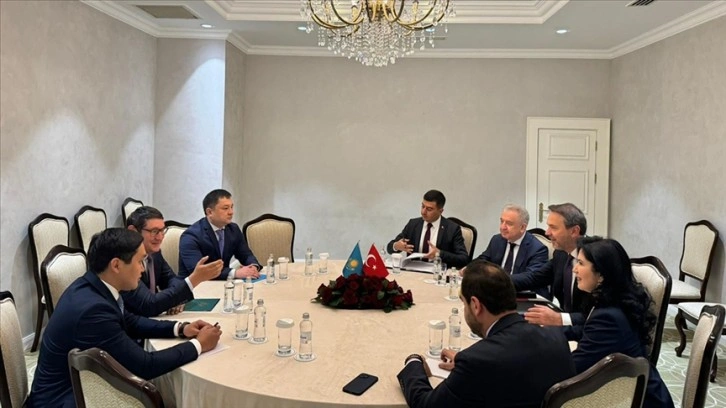 Enerji ve Tabii Kaynaklar Bakanı Bayraktar, Kazakistanlı bakanlarla olası işbirliklerini görüştü