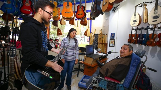 Engeline aldırmadan öğrencilerine sanat tutkusu aşılıyor