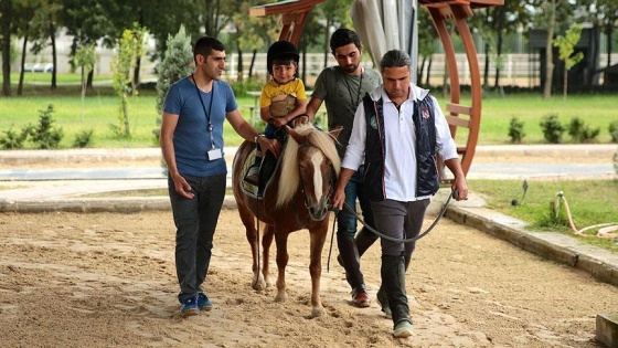 Engelli çocuklar 'pony'lerle hayata sarılıyor