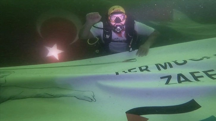 Engelli dalış rekortmeni 24 metre derinlikte Türk ve Filistin bayrağı açtı