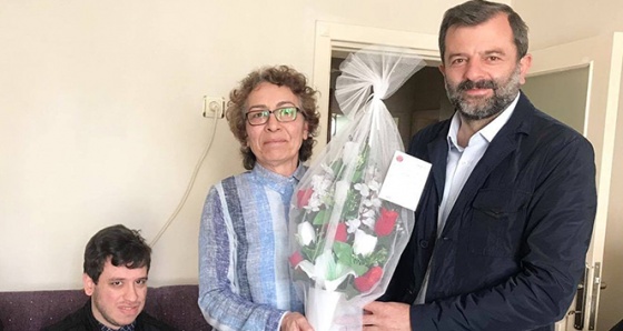 Engelli oğlunu her gün staja götürüp akşama kadar yanında bekleyen anne yılın annesi seçildi