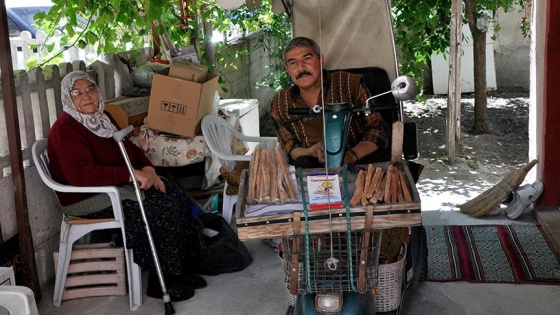 Engelli olmasına rağmen yaşlı anne ve babasının eli kolu oldu