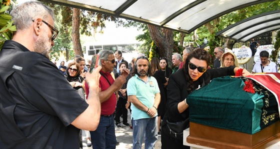 Enis Foforoğlu&#39;nun cenazesinde Hamdi Alkan ile eşinin tartışılan fotoğrafı