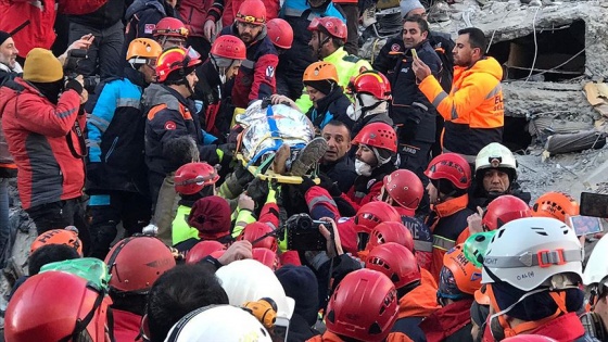 Enkaz altından bir kadın 19 saat sonra sağ çıkarıldı