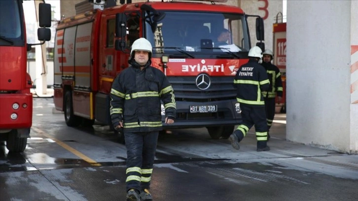 Enkazdan kurtulan itfaiye çavuşu depremzedelerin imdadına koştu