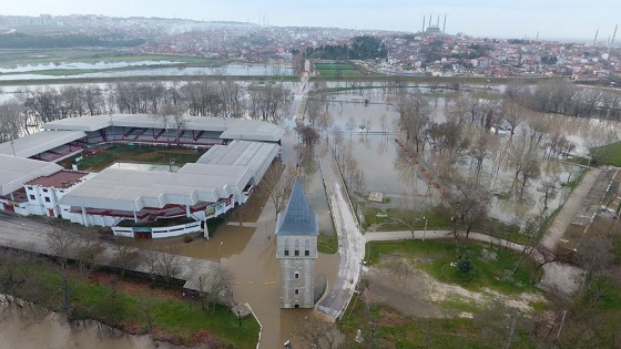 Er meydanı sular altında