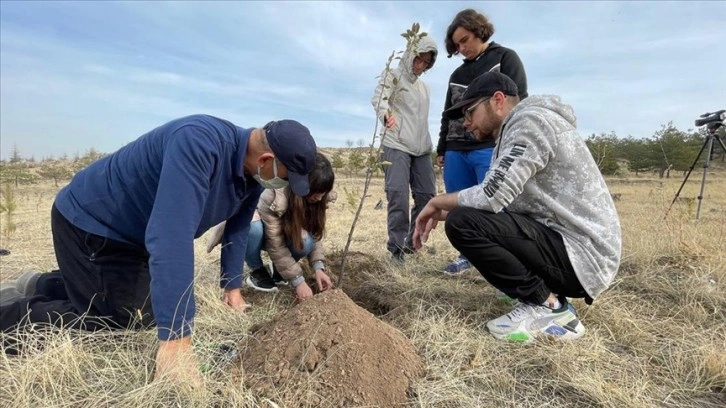 Erasmus öğrencileri 68 yaşındaki 'Bay enerji' ile doğayı yeşertiyor