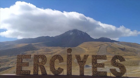 Erciyes Dağı'na kar yağdı