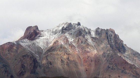 Erciyes'e Eylül'de kar yağdı