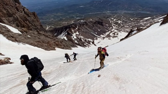 Erciyes'in zirvesinde mayıs ayında dağ kayağı keyfi