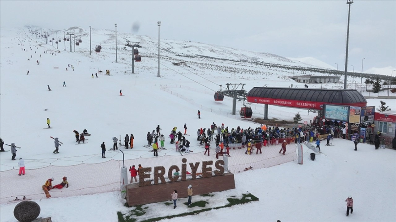 Erciyes Kayak Merkezi, hafta sonunda 70 bin ziyaretçi ağırladı