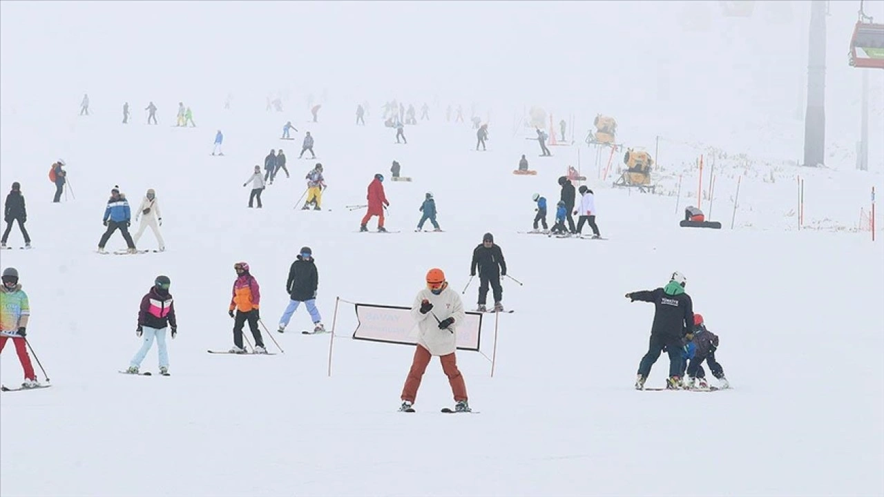 Erciyes Kayak Merkezi'nde hafta sonu yoğunluğu yaşandı