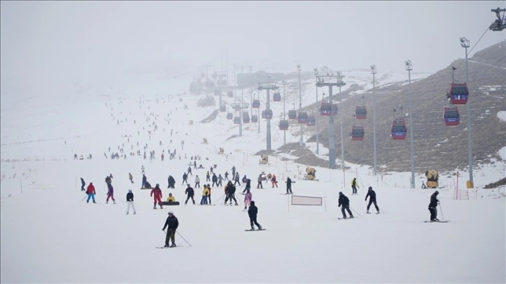 Erciyes Kayak Merkezi'nde hafta sonu yoğunluk yaşandı