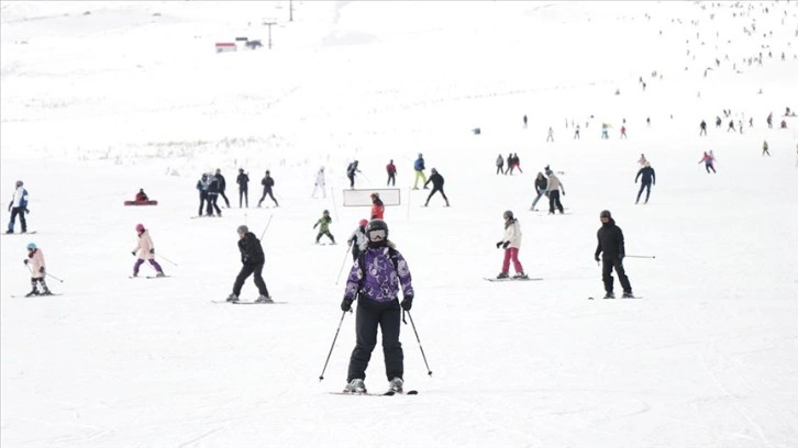 Erciyes Kayak Merkezi'nde pistler kayakseverlerle doldu