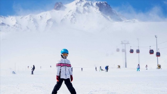 Erciyes'te kayak keyfi nisanda da sürüyor