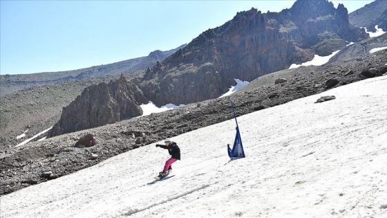 Erciyes'te temmuz ayında sporcular kayak keyfi yaşıyor