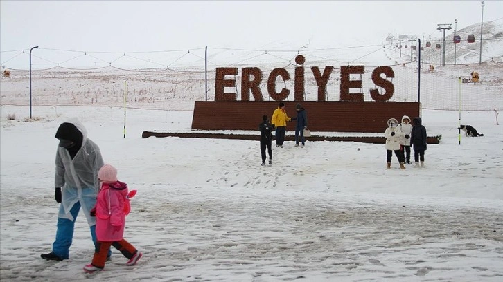 Erciyes'te kar yağışı etkili oluyor