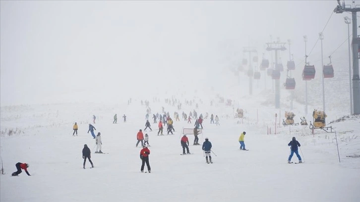 Erciyes'te pistler kayakseverlerle doldu