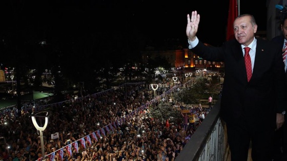 Erdoğan, AK Parti Trabzon İl Başkanlığını ziyaret etti