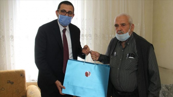 Erdoğan'dan cuma namazı için stada giremeyen Konyalı dedeye seccade hediyesi