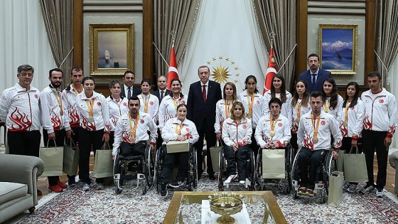 Erdoğan, Rio&#39;da madalya alan sporcuları kabul etti