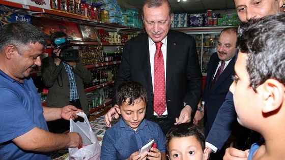 Erdoğan, Rize&#039;de marketten çikolata alıp çocuklara dağıttı