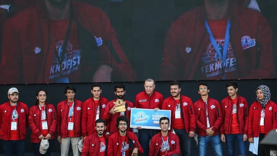 Erdoğan TEKNOFEST'te dereceye girenlere ödüllerini verdi