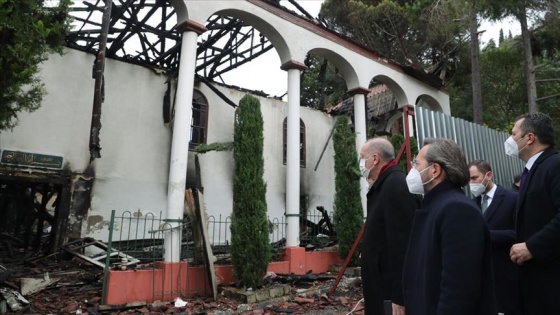 Erdoğan yangında hasar gören tarihi Vaniköy Camisi'nde incelemede bulundu