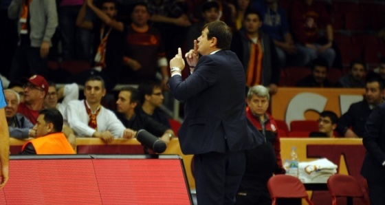 Ergin Ataman ile taraftarlar arasında gerginlik