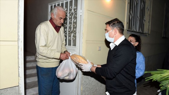 Ergün Penbe kapı kapı dolaşarak gıda ve hijyen paketi dağıttı