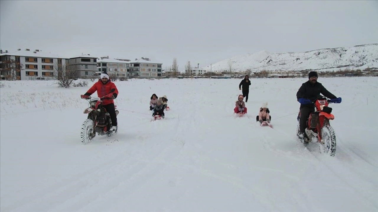 Erzincan'da kar tatilindeki çocuklar kros motoru ile kızak keyfi yaşadı