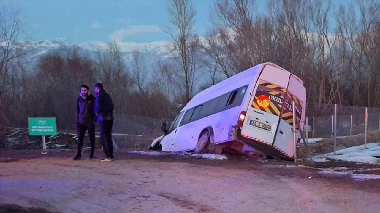 Erzincan'da öğrenci servisinin sulama kanalına düştüğü kazada 11 yaralı