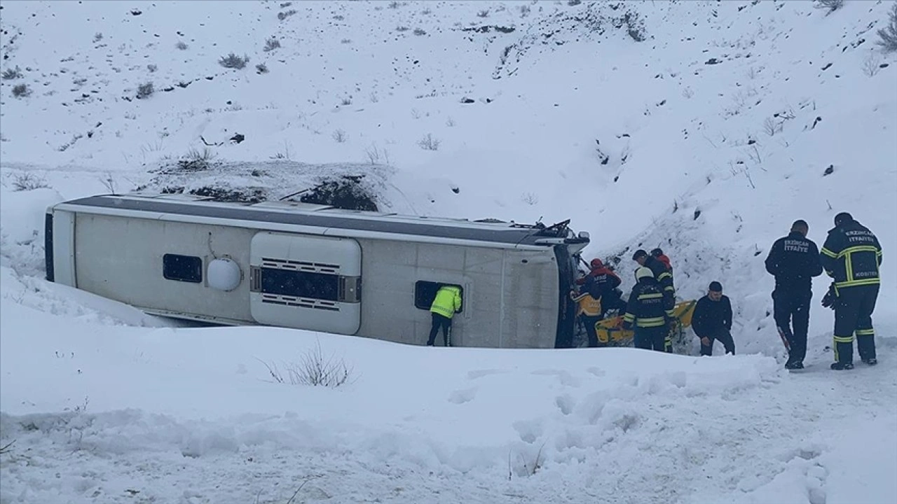 Erzincan'da yolcu otobüsü şarampole devrildi