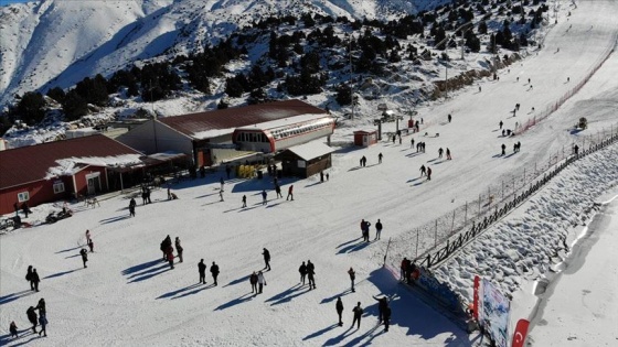 Erzincan Ergan Dağı Kayak Merkezi'nde hafta sonu yoğunluğu