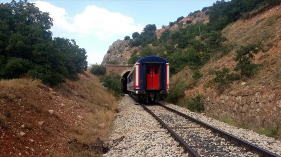 Erzincan-Sivas demiryolu heyelan nedeniyle ulaşıma kapandı