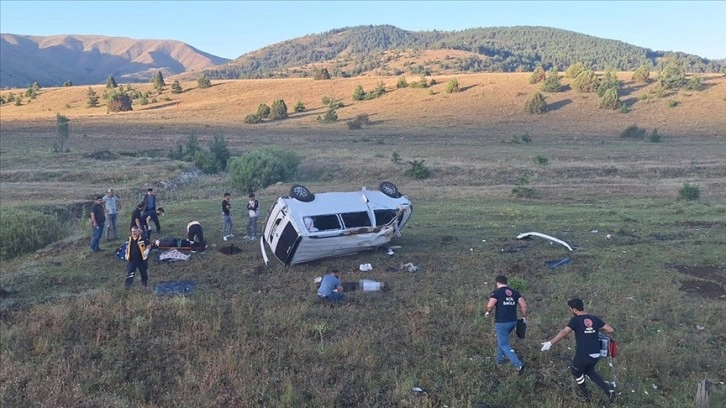 Erzincan'da minibüs devrildi, 1 kişi öldü, 6 kişi yaralandı