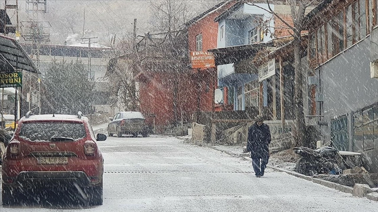 Erzurum, Ardahan ve Kars'ta kar yağışı ve soğuk hava etkisini sürdürüyor