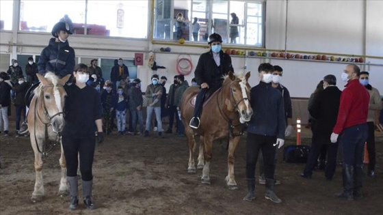 Erzurum'da devlet korumasındaki çocuklar ata binerek keyifli anlar yaşadı