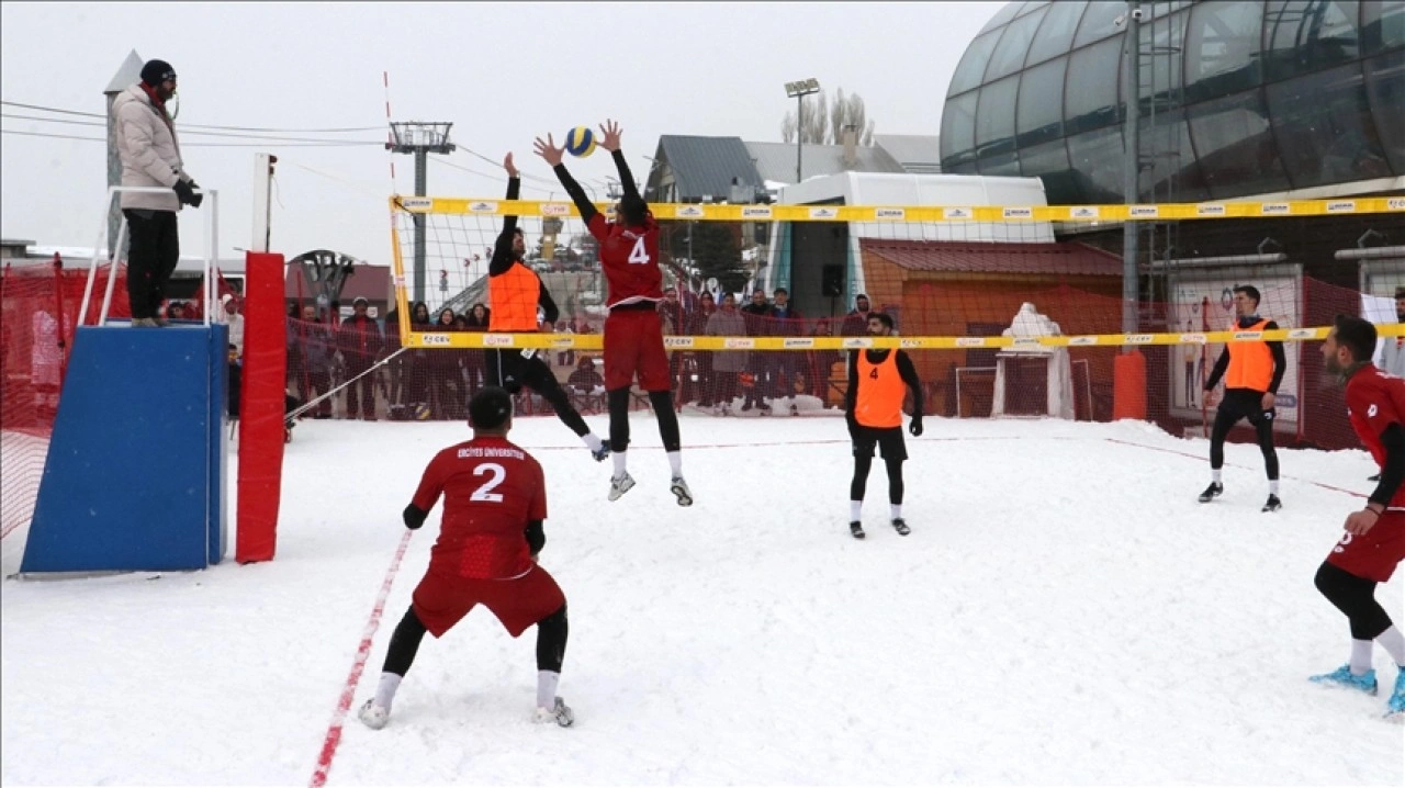 Erzurum'da düzenlenen Üniversiteler Arası Türkiye Kar Voleybolu Şampiyonası devam ediyor