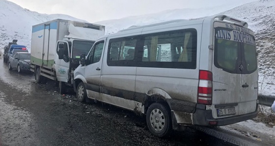 Erzurum'da kamyonet ile minibüs çarpıştı: 8 yaralı